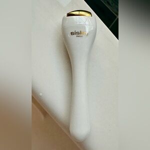 Sisley Ridoki massage cream applicator.